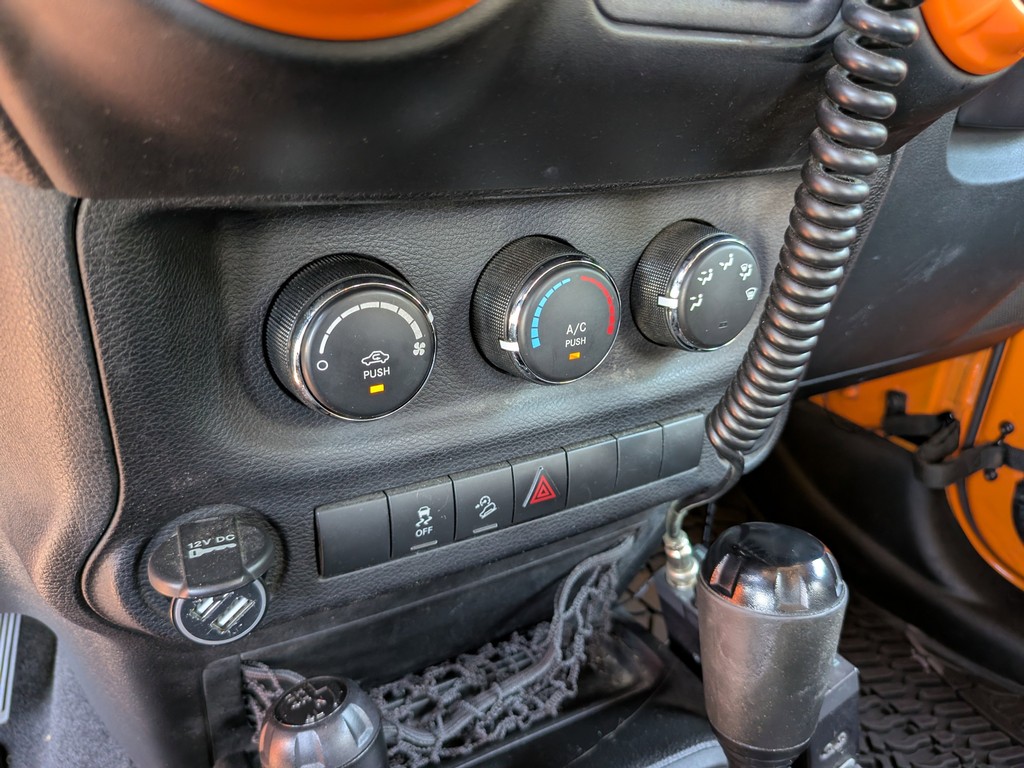 Jeep Wrangler Vehicle Full-screen Gallery Image 21