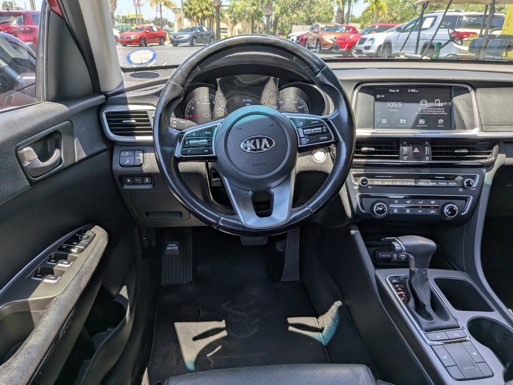 Kia Optima Vehicle Full-screen Gallery Image 12