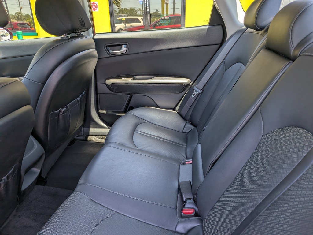 Kia Optima Vehicle Full-screen Gallery Image 15