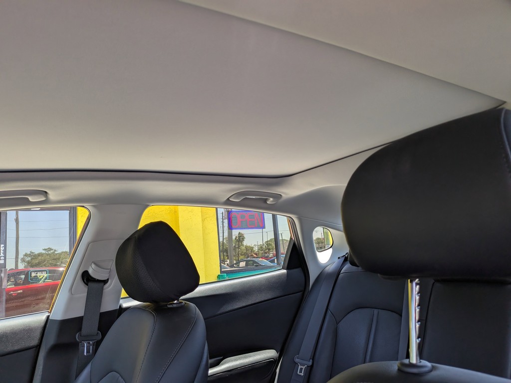 Kia Optima Vehicle Full-screen Gallery Image 18