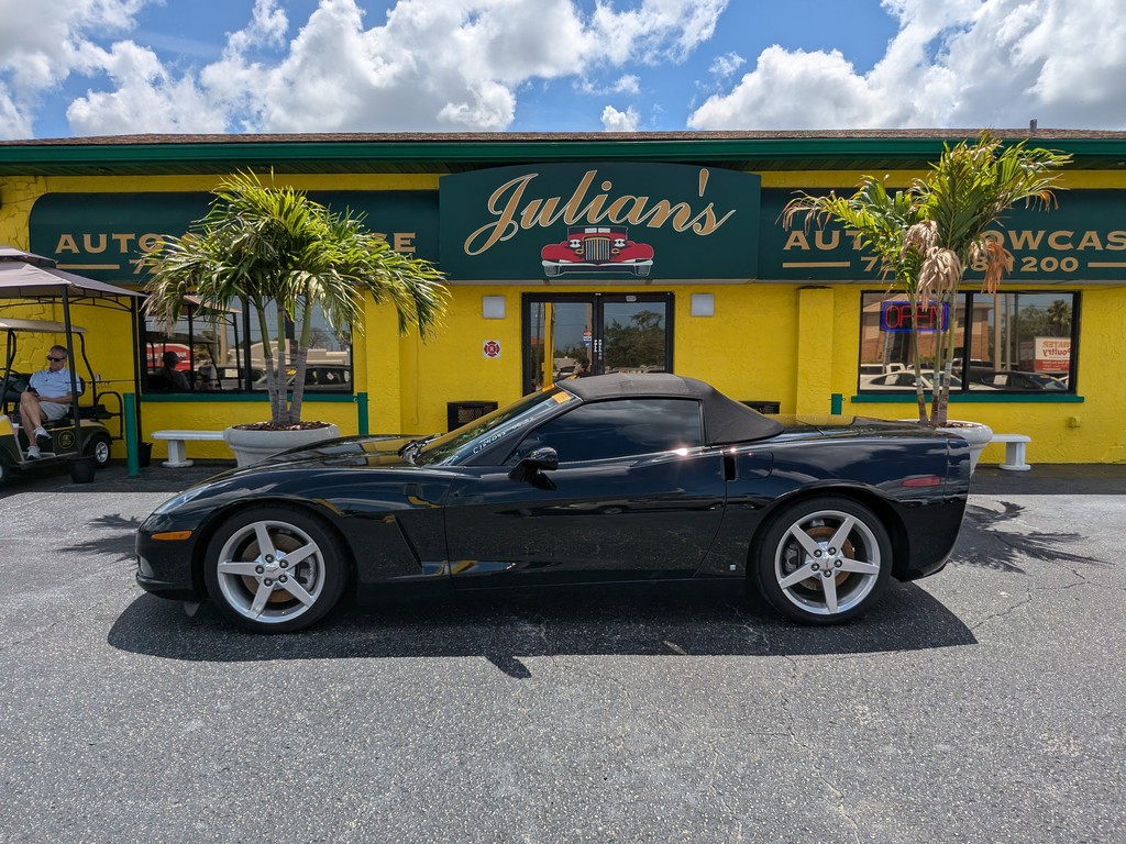 Chevrolet Corvette Vehicle Full-screen Gallery Image 02