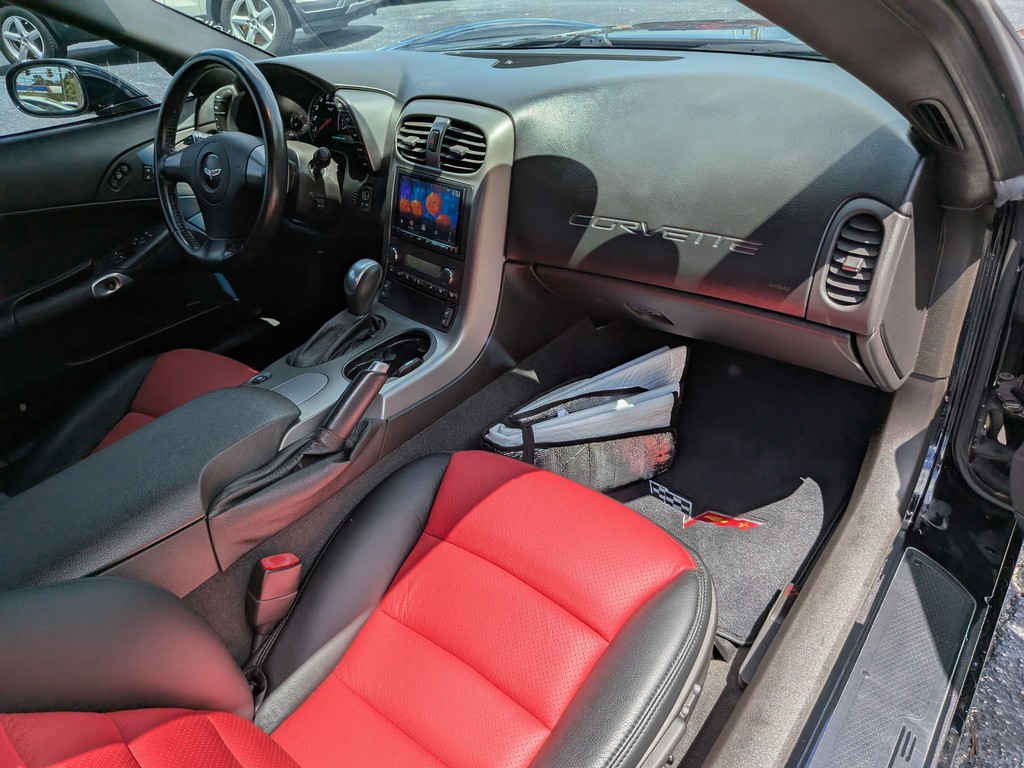 Chevrolet Corvette Vehicle Full-screen Gallery Image 09