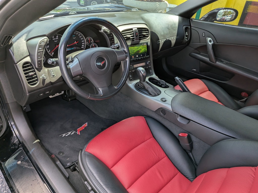 Chevrolet Corvette Vehicle Full-screen Gallery Image 10