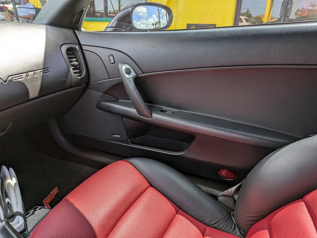 Chevrolet Corvette Vehicle Full-screen Gallery Image 13