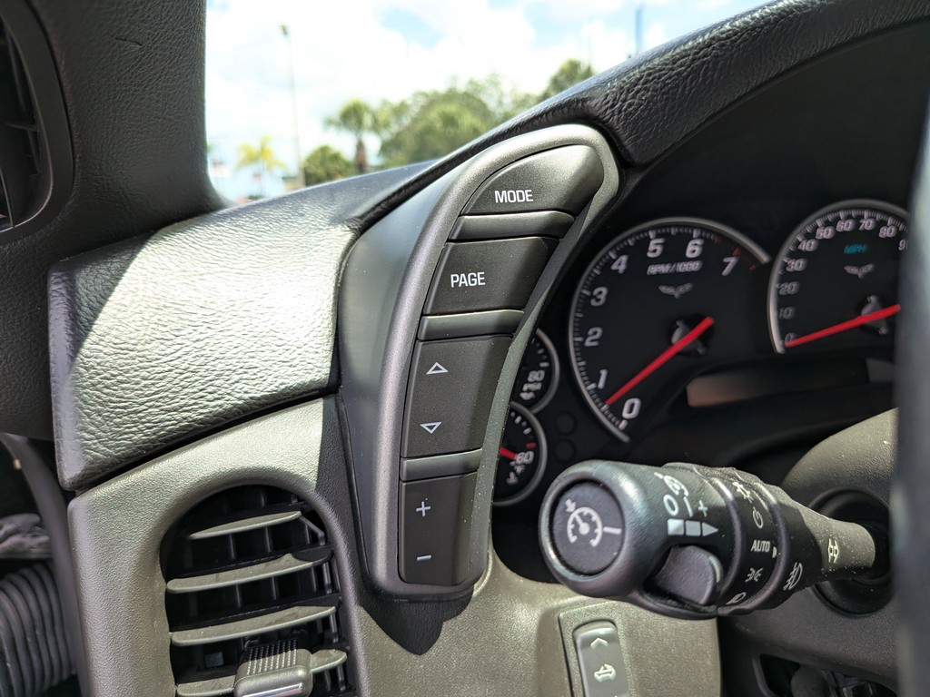 Chevrolet Corvette Vehicle Full-screen Gallery Image 25