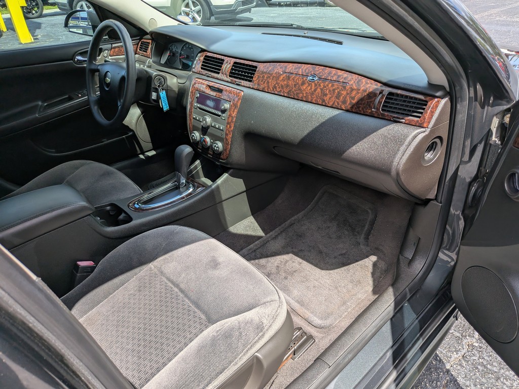 Chevrolet Impala Vehicle Full-screen Gallery Image 10