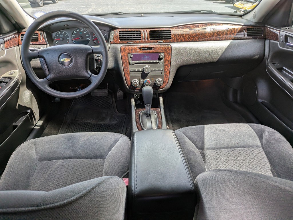 Chevrolet Impala Vehicle Full-screen Gallery Image 11