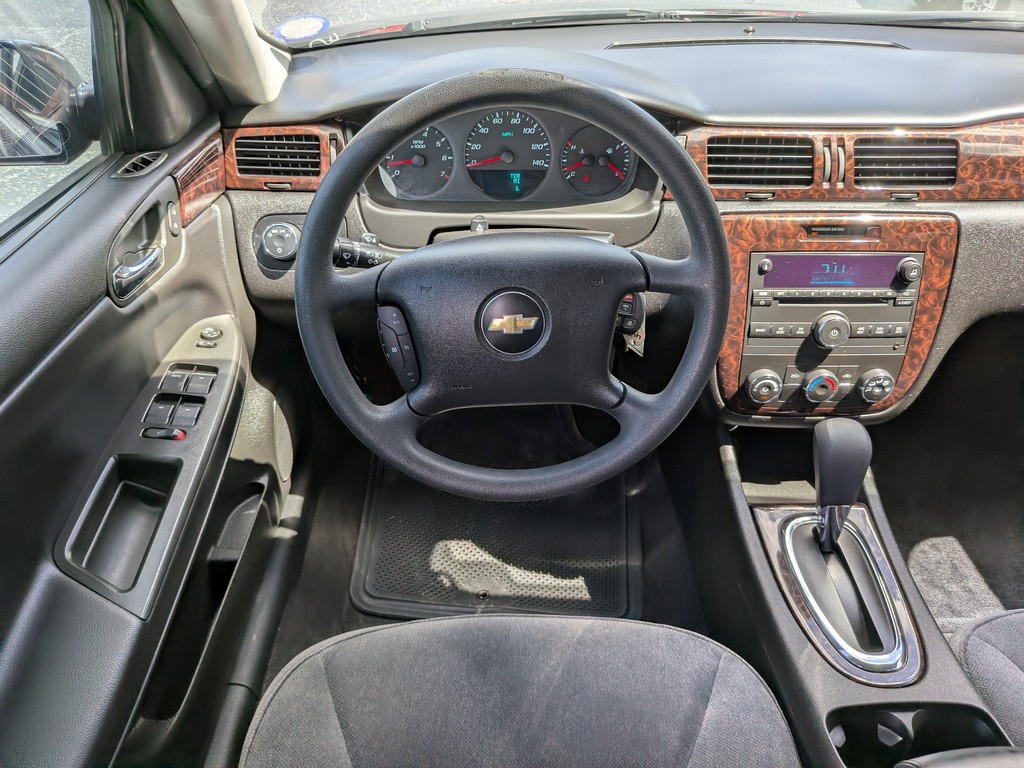 Chevrolet Impala Vehicle Full-screen Gallery Image 12