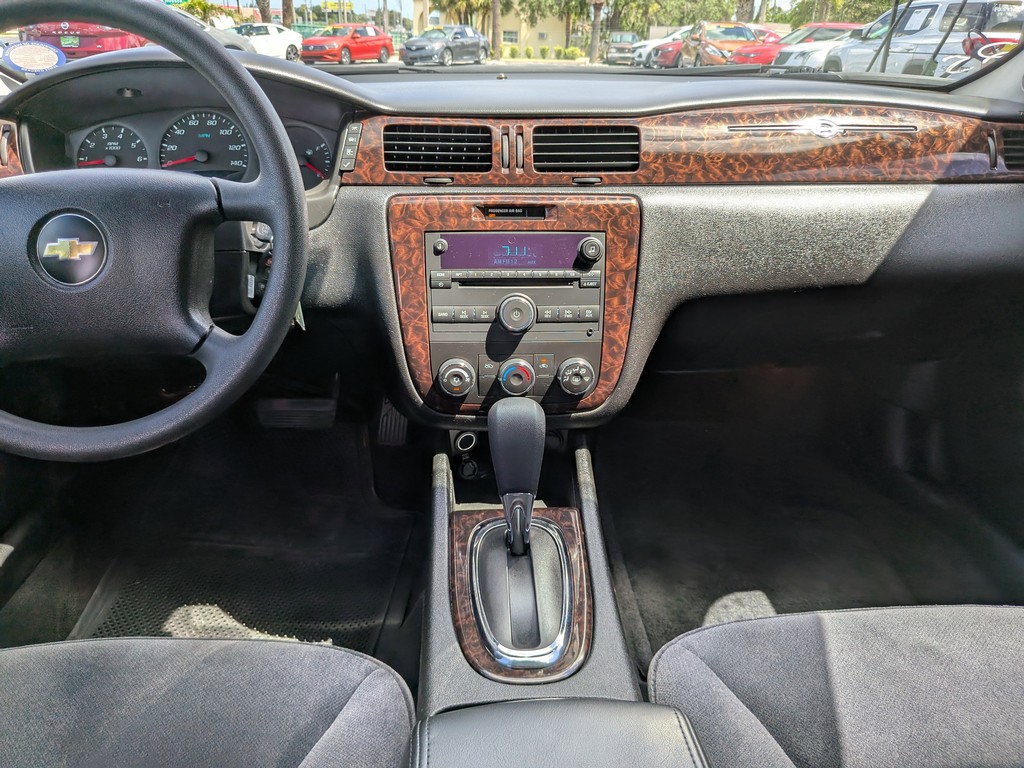 Chevrolet Impala Vehicle Full-screen Gallery Image 13