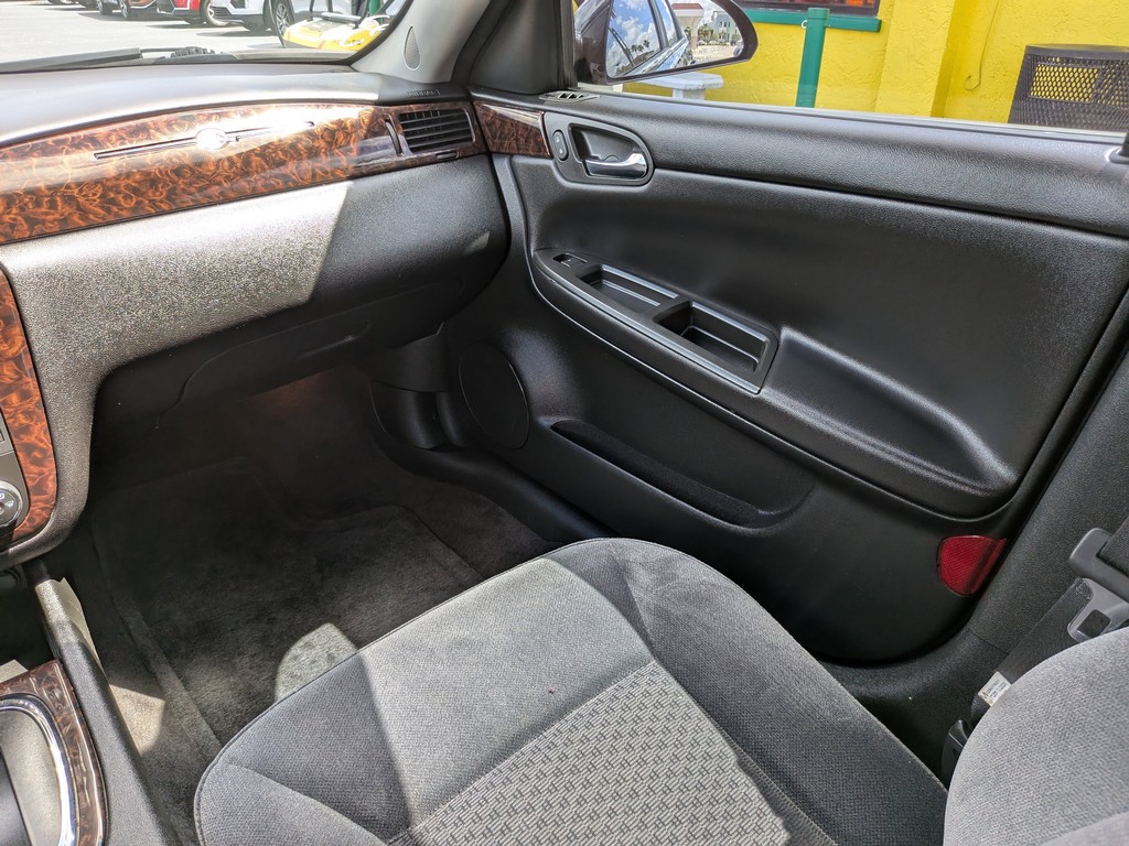 Chevrolet Impala Vehicle Full-screen Gallery Image 14