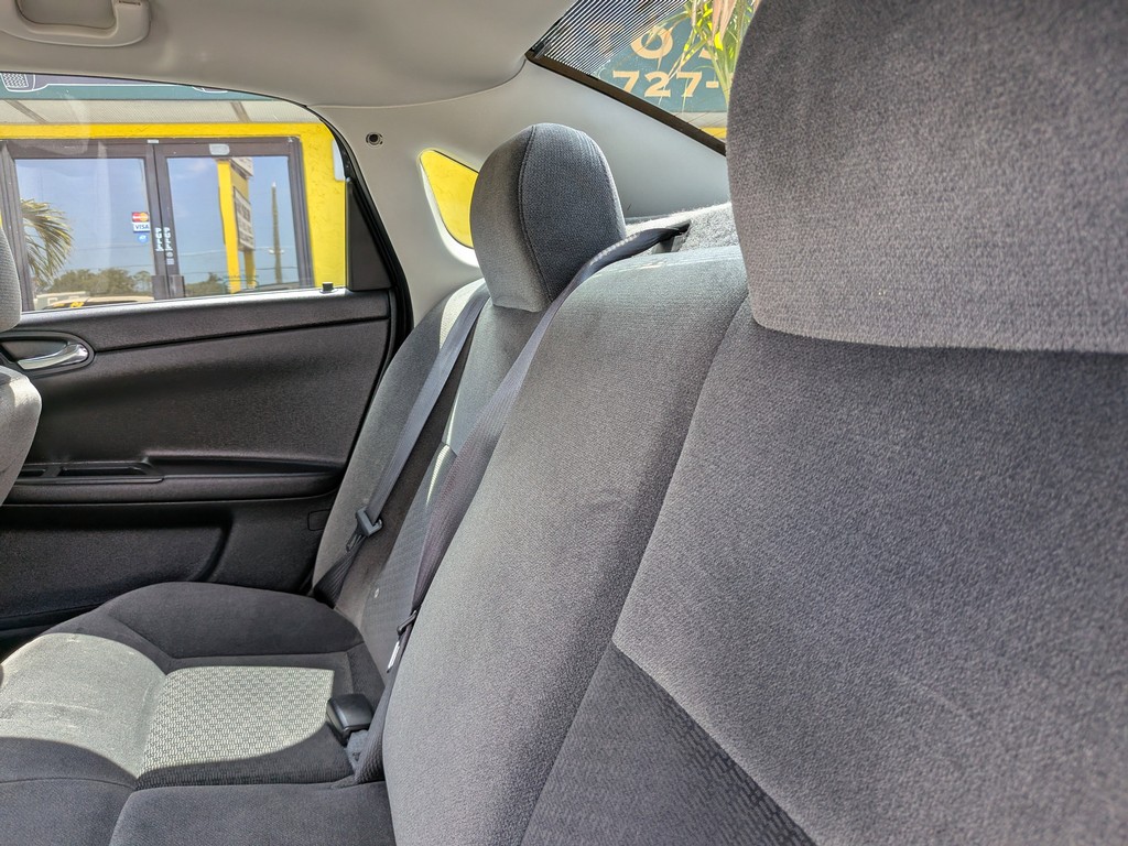Chevrolet Impala Vehicle Full-screen Gallery Image 15