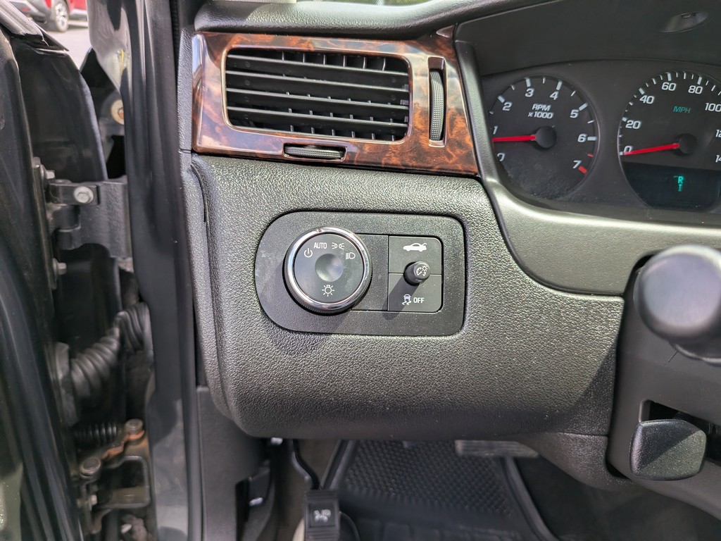 Chevrolet Impala Vehicle Full-screen Gallery Image 23