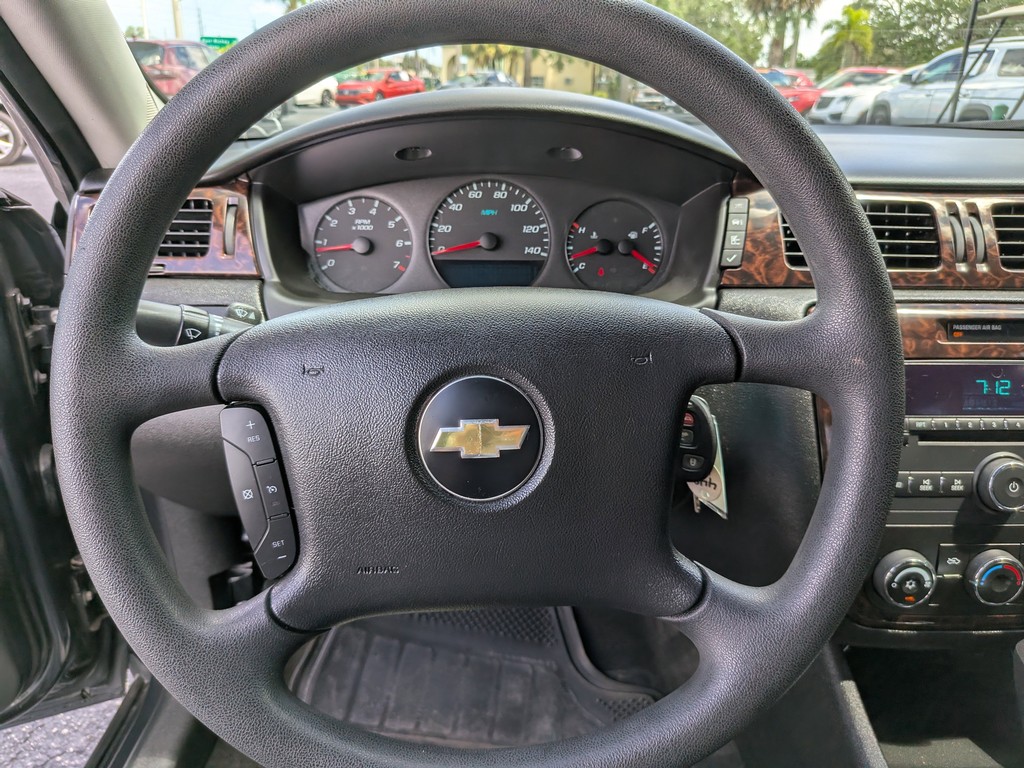 Chevrolet Impala Vehicle Full-screen Gallery Image 24