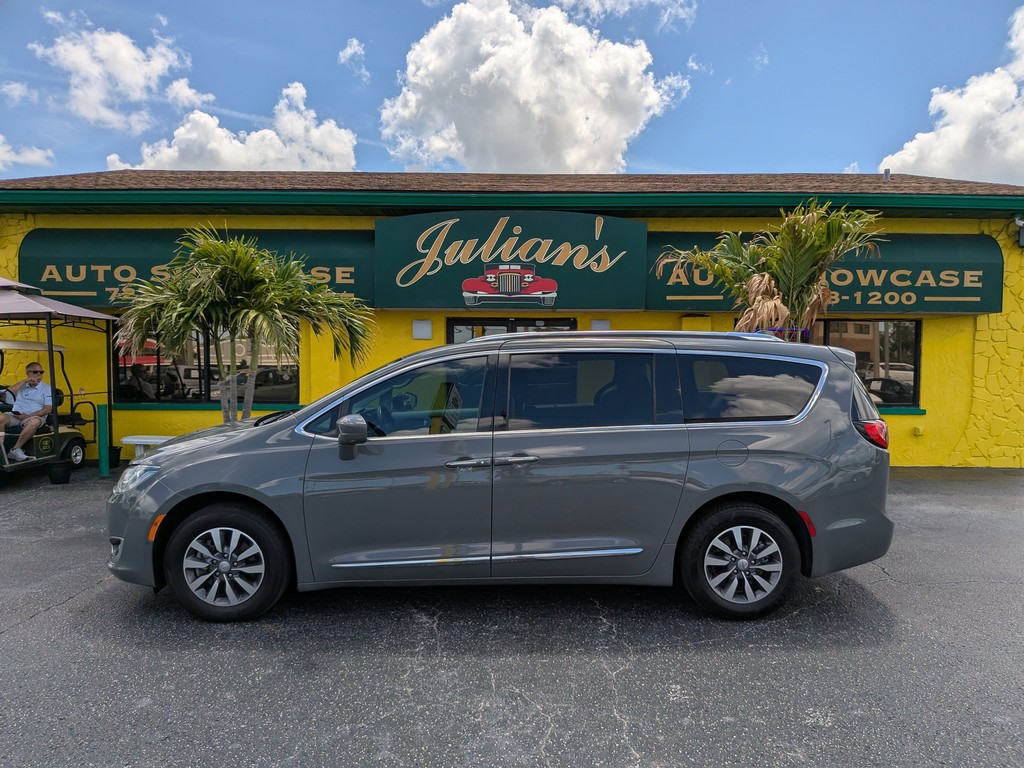 Chrysler Pacifica Vehicle Full-screen Gallery Image 02