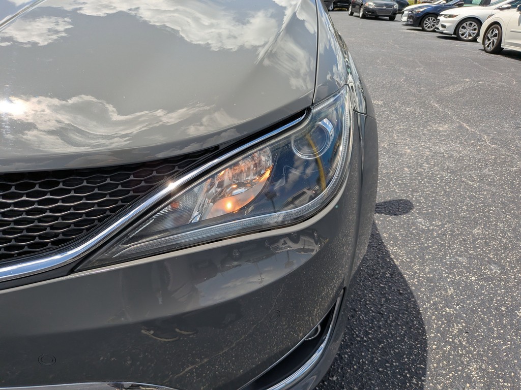 Chrysler Pacifica Vehicle Full-screen Gallery Image 06