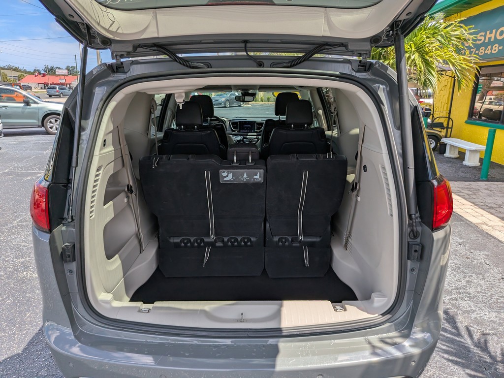 Chrysler Pacifica Vehicle Full-screen Gallery Image 08