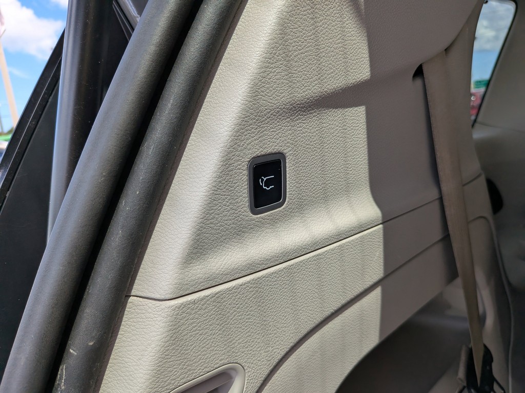Chrysler Pacifica Vehicle Full-screen Gallery Image 09