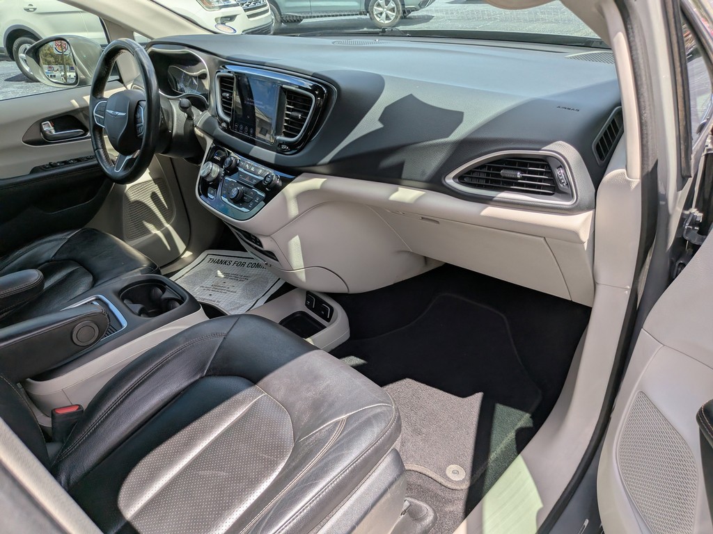 Chrysler Pacifica Vehicle Full-screen Gallery Image 10
