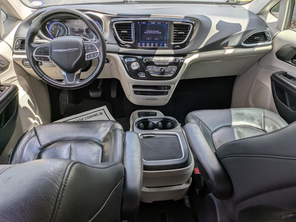 Chrysler Pacifica Vehicle Full-screen Gallery Image 11