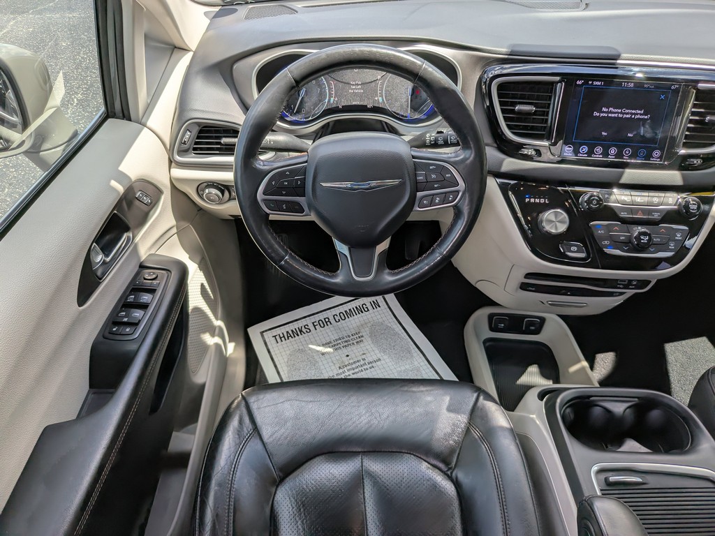 Chrysler Pacifica Vehicle Full-screen Gallery Image 12