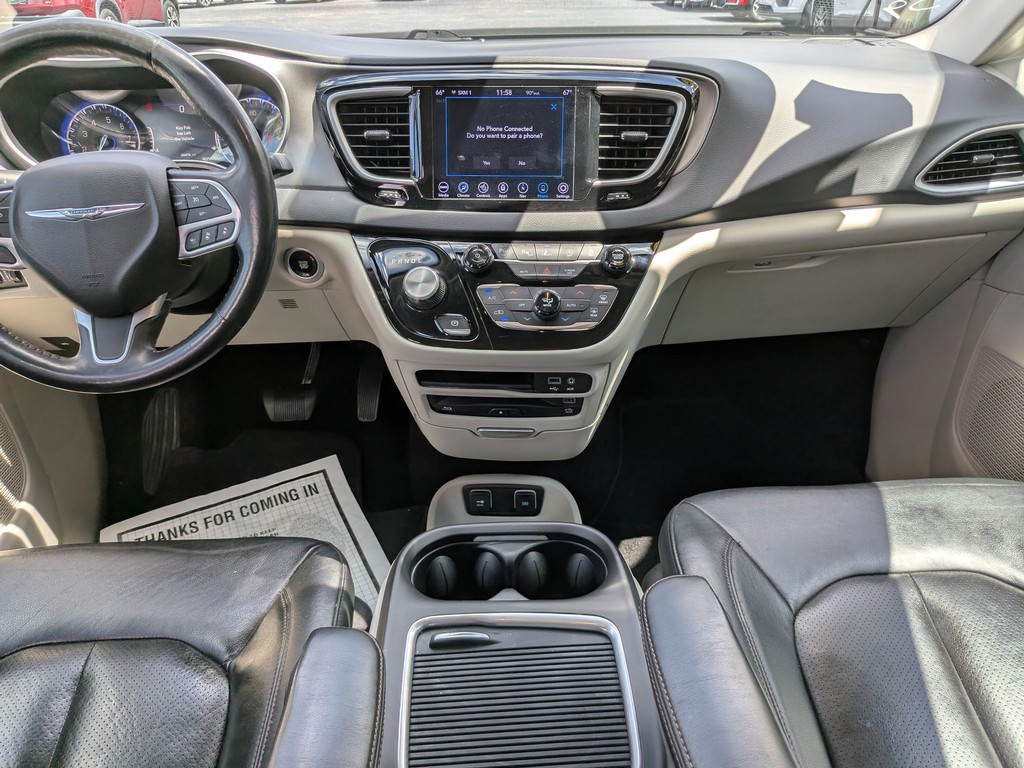 Chrysler Pacifica Vehicle Full-screen Gallery Image 13