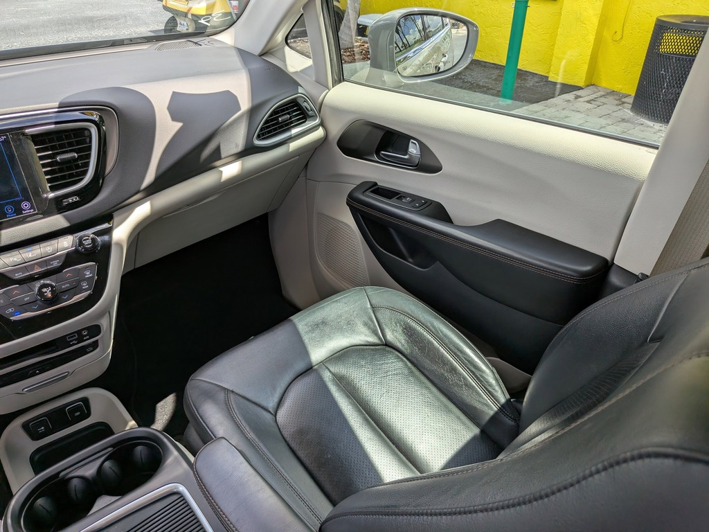 Chrysler Pacifica Vehicle Full-screen Gallery Image 14