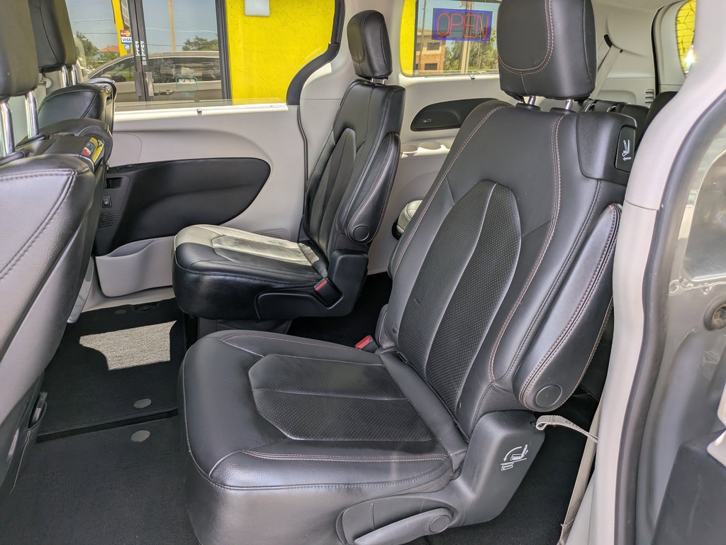 Chrysler Pacifica Vehicle Full-screen Gallery Image 15