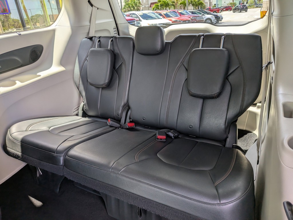 Chrysler Pacifica Vehicle Full-screen Gallery Image 16