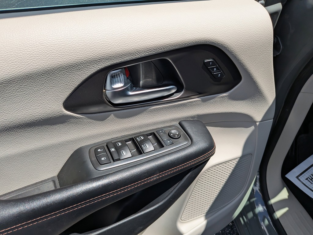 Chrysler Pacifica Vehicle Full-screen Gallery Image 17