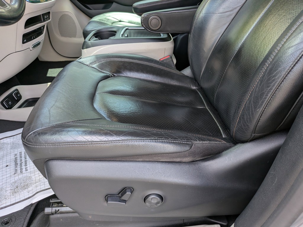 Chrysler Pacifica Vehicle Full-screen Gallery Image 18