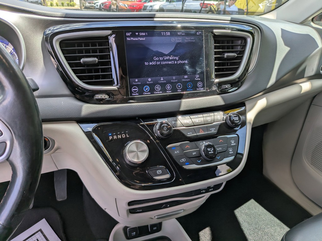 Chrysler Pacifica Vehicle Full-screen Gallery Image 20