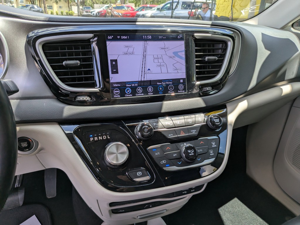 Chrysler Pacifica Vehicle Full-screen Gallery Image 21