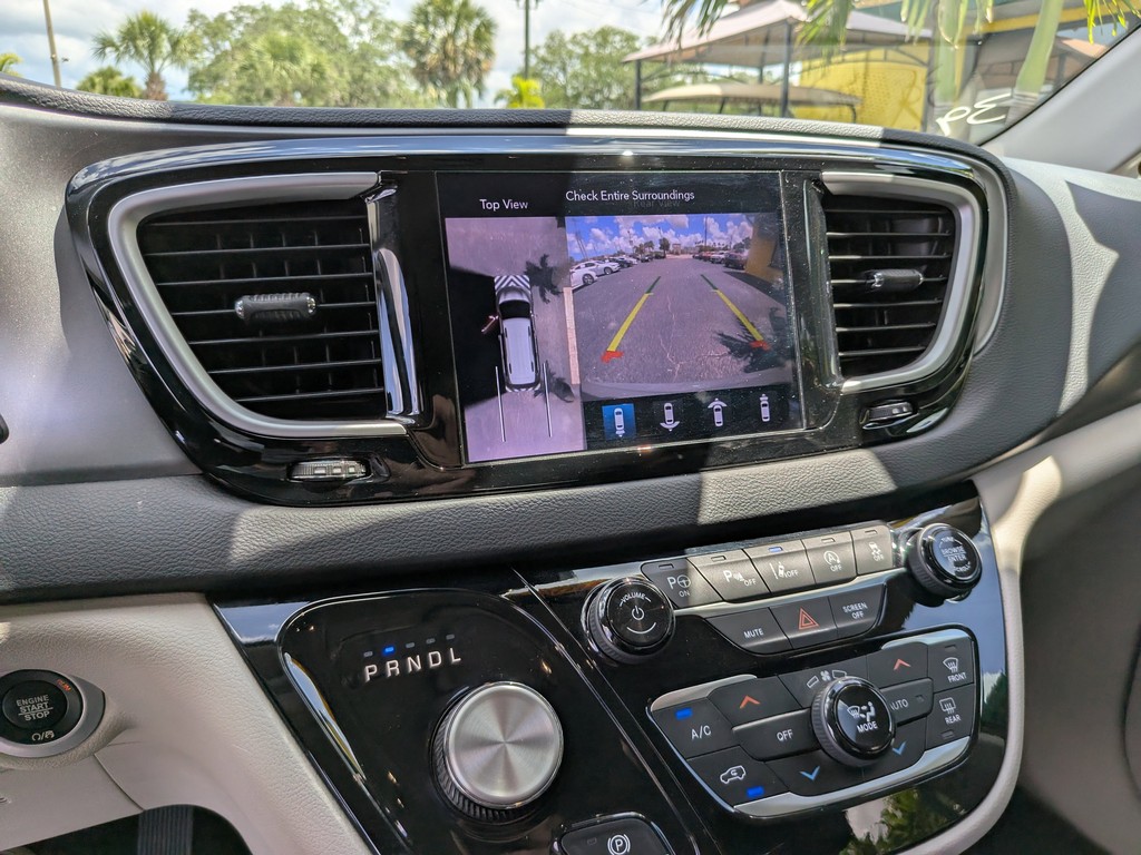 Chrysler Pacifica Vehicle Full-screen Gallery Image 22