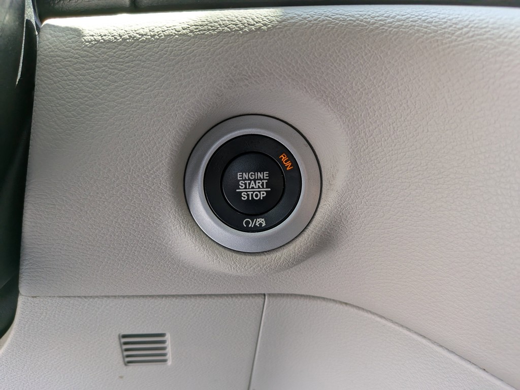 Chrysler Pacifica Vehicle Full-screen Gallery Image 23