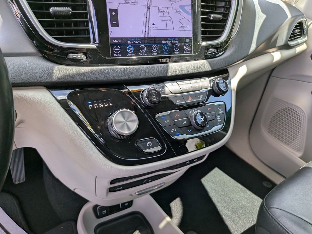 Chrysler Pacifica Vehicle Full-screen Gallery Image 24