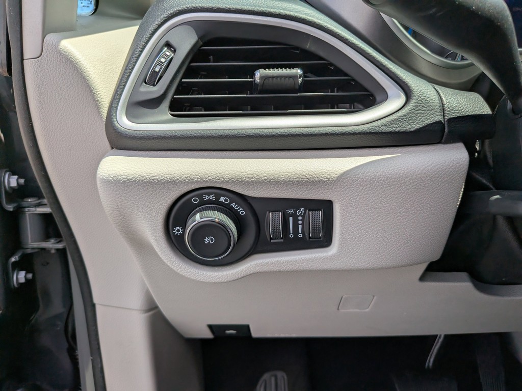 Chrysler Pacifica Vehicle Full-screen Gallery Image 25