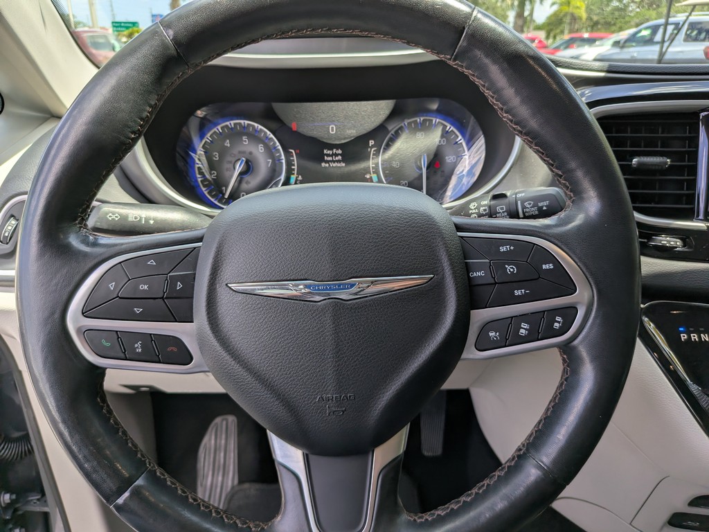 Chrysler Pacifica Vehicle Full-screen Gallery Image 26
