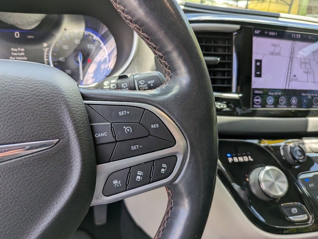 Chrysler Pacifica Vehicle Full-screen Gallery Image 28