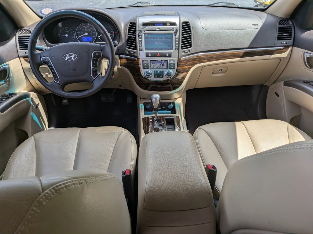 Hyundai Santa Fe Vehicle Full-screen Gallery Image 11