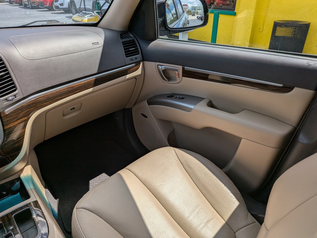 Hyundai Santa Fe Vehicle Full-screen Gallery Image 14