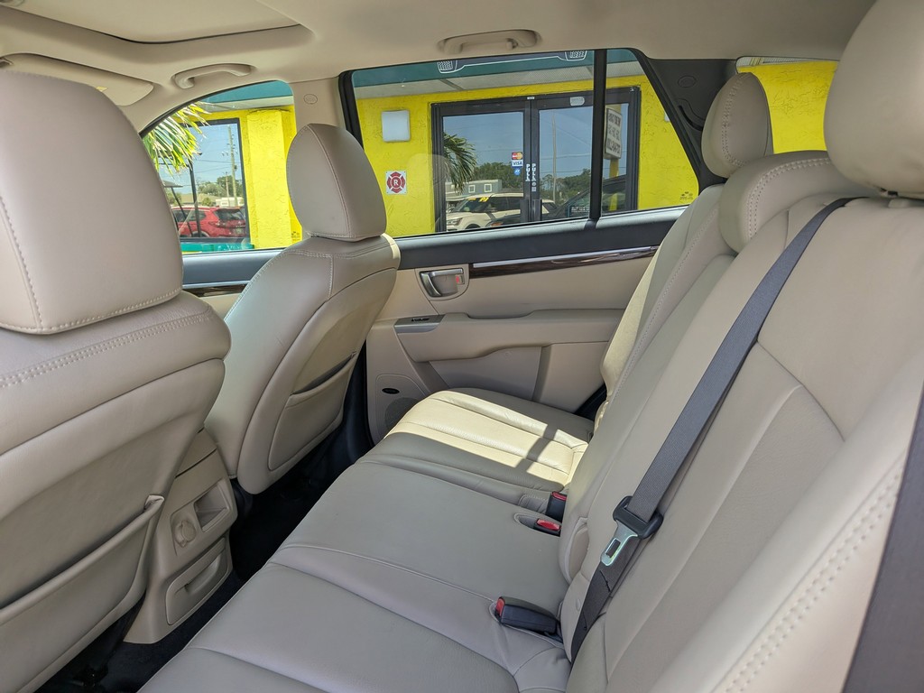 Hyundai Santa Fe Vehicle Full-screen Gallery Image 15