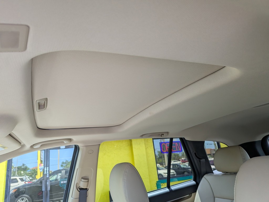 Hyundai Santa Fe Vehicle Full-screen Gallery Image 19