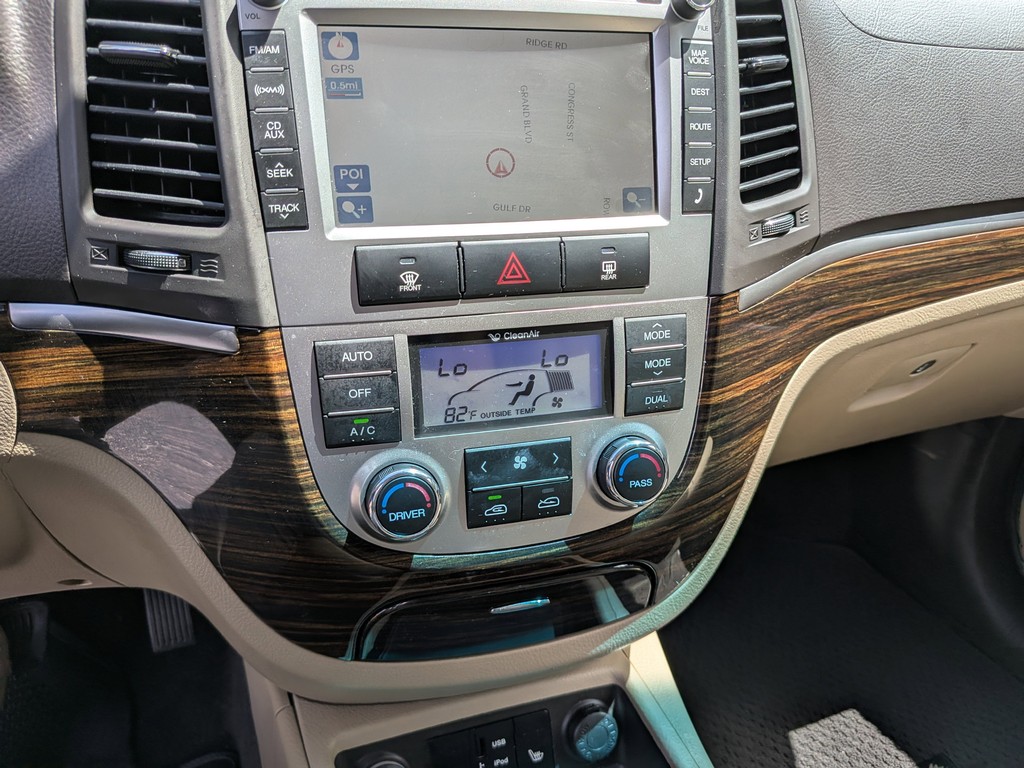 Hyundai Santa Fe Vehicle Full-screen Gallery Image 22