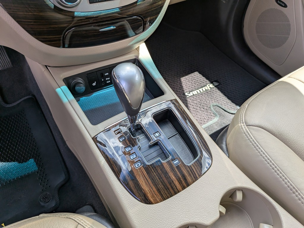 Hyundai Santa Fe Vehicle Full-screen Gallery Image 23