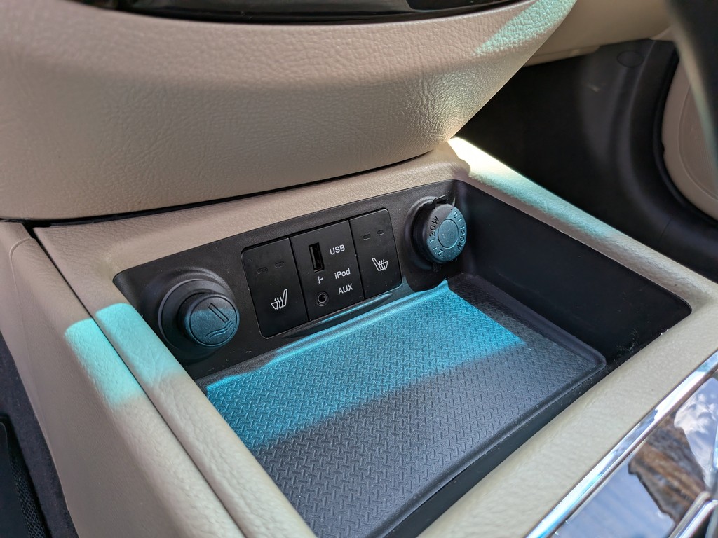 Hyundai Santa Fe Vehicle Full-screen Gallery Image 24