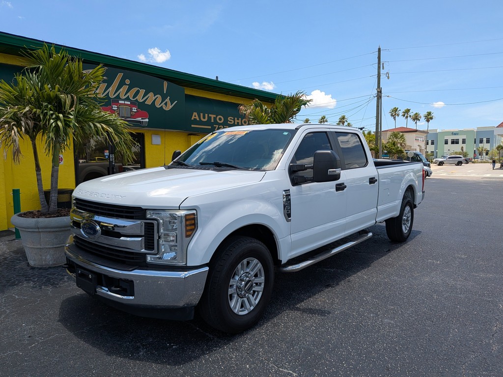 Ford Super Duty F-250 SRW Vehicle Full-screen Gallery Image 02