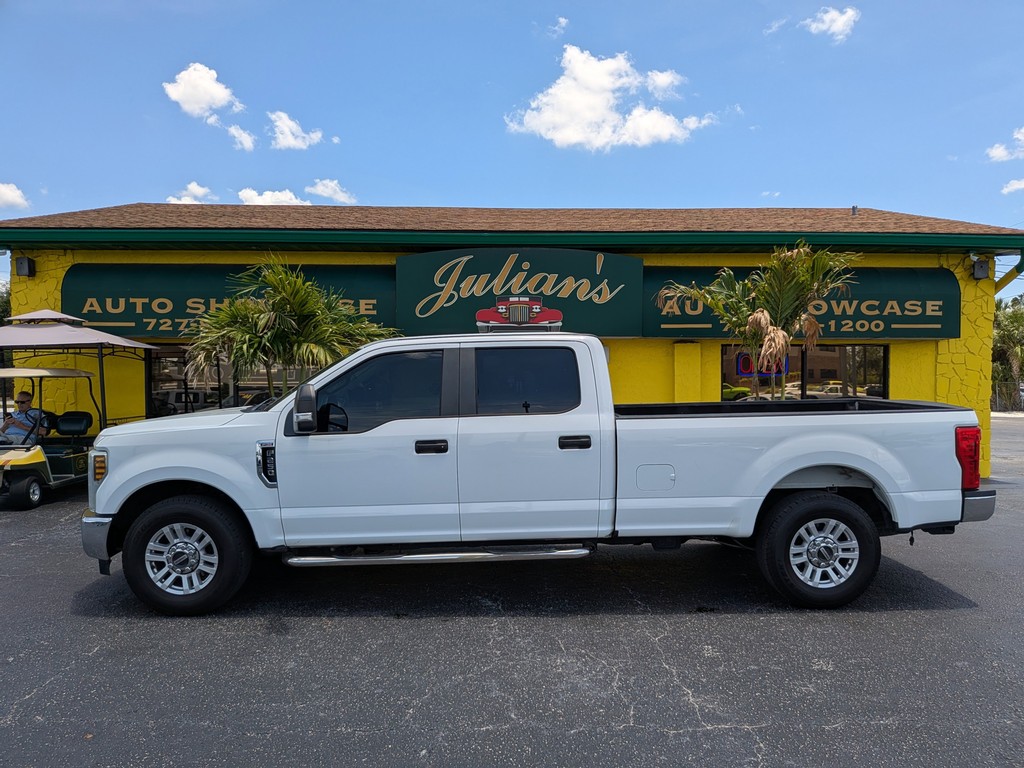 Ford Super Duty F-250 SRW Vehicle Full-screen Gallery Image 03