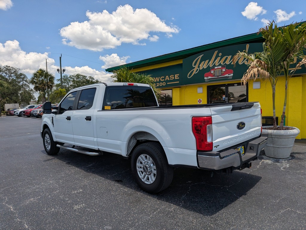 Ford Super Duty F-250 SRW Vehicle Full-screen Gallery Image 04