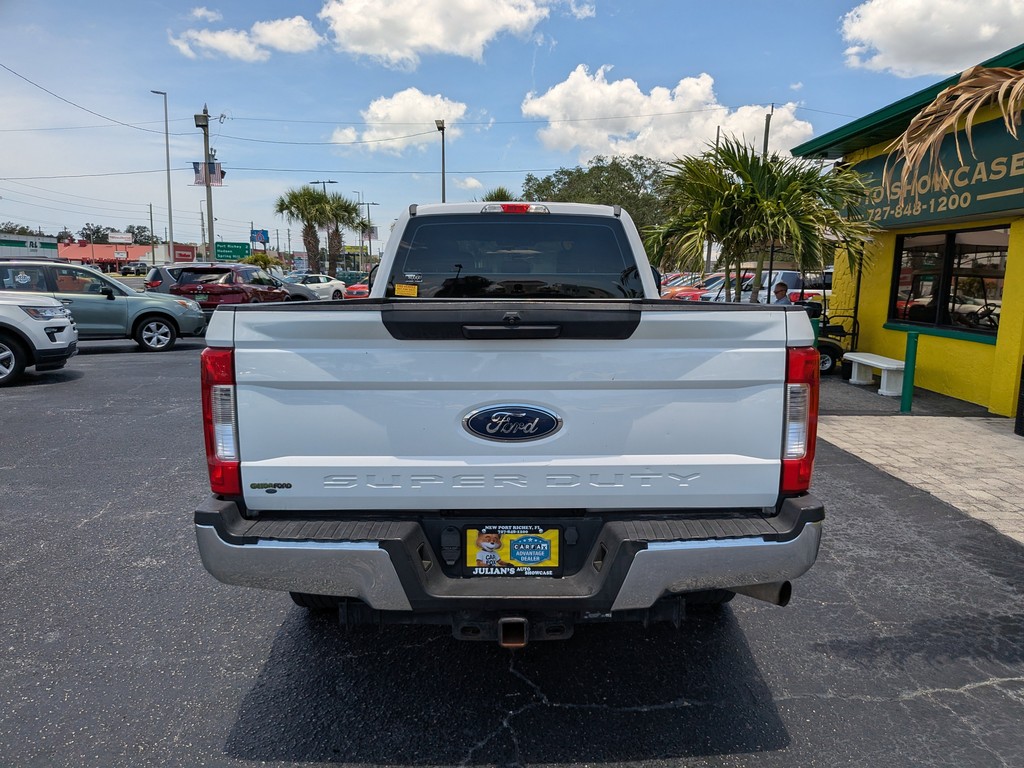 Ford Super Duty F-250 SRW Vehicle Full-screen Gallery Image 05