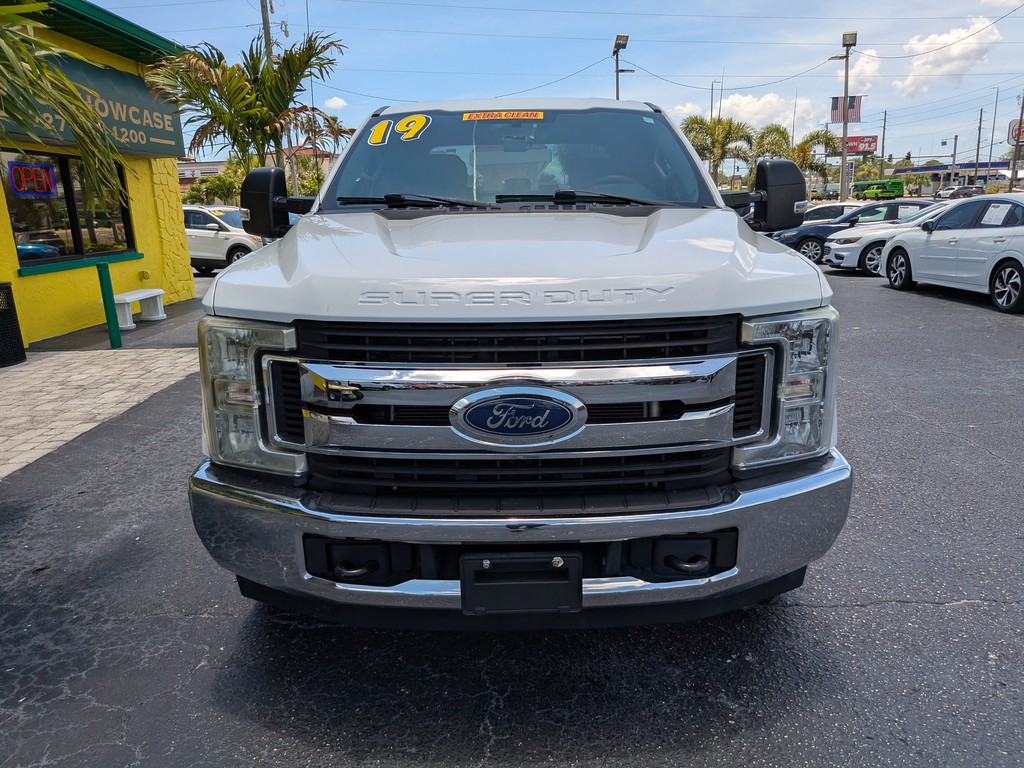 Ford Super Duty F-250 SRW Vehicle Full-screen Gallery Image 06
